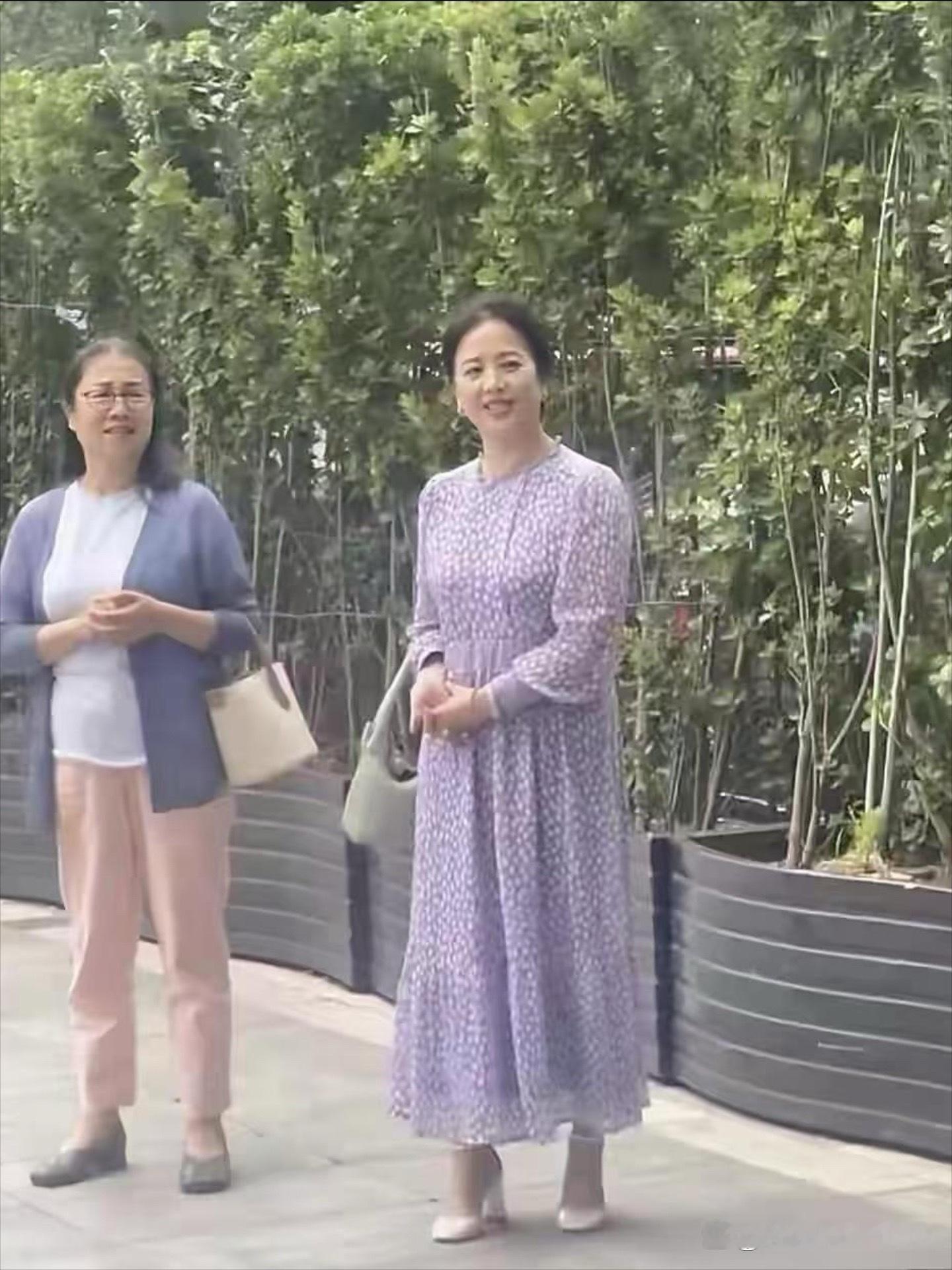 偶遇刘亦菲妈妈，都65岁了，还是美得不像话！太让人羡慕