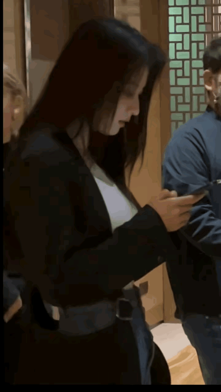 虽然没有看清这个女子的具体长相，但是从侧面来看的话，这个人还是比较有气质的，尤其