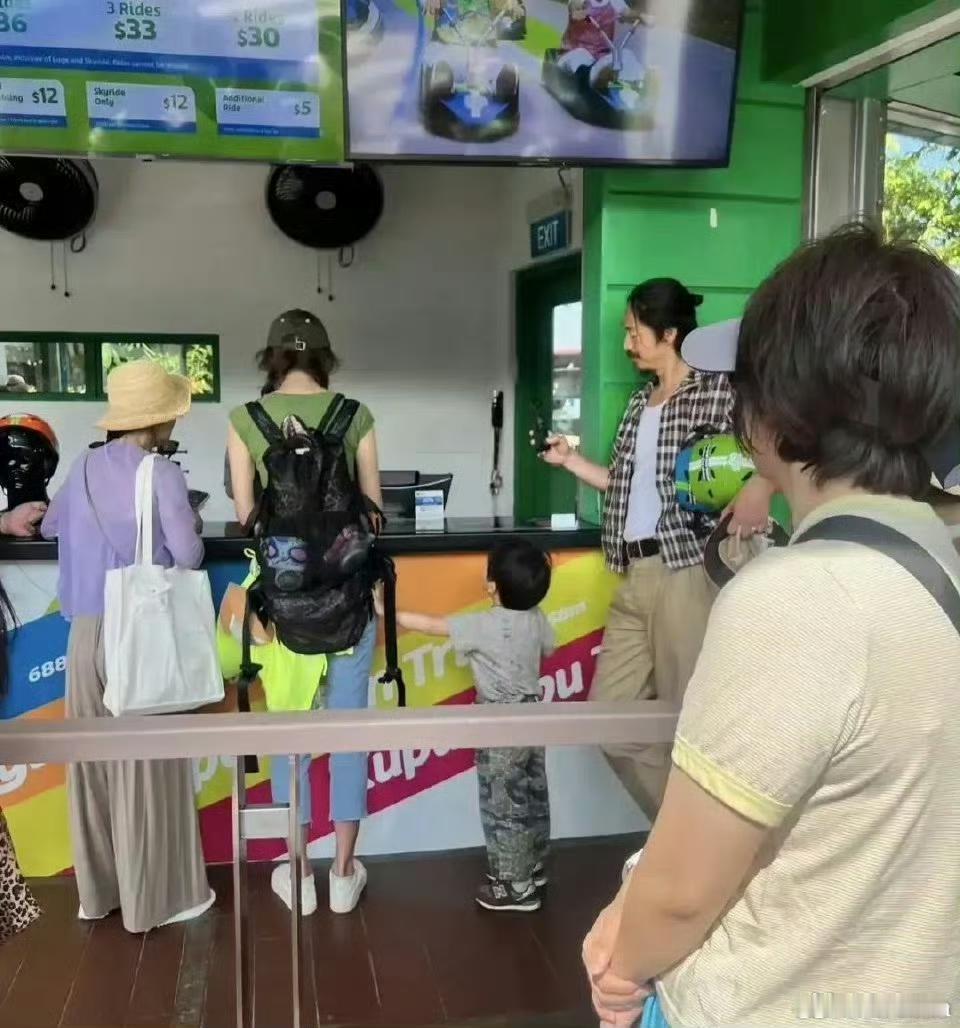 林志玲黑泽被偶遇：50岁女方背着大包办手续，小细节暴露家庭地位​​​​