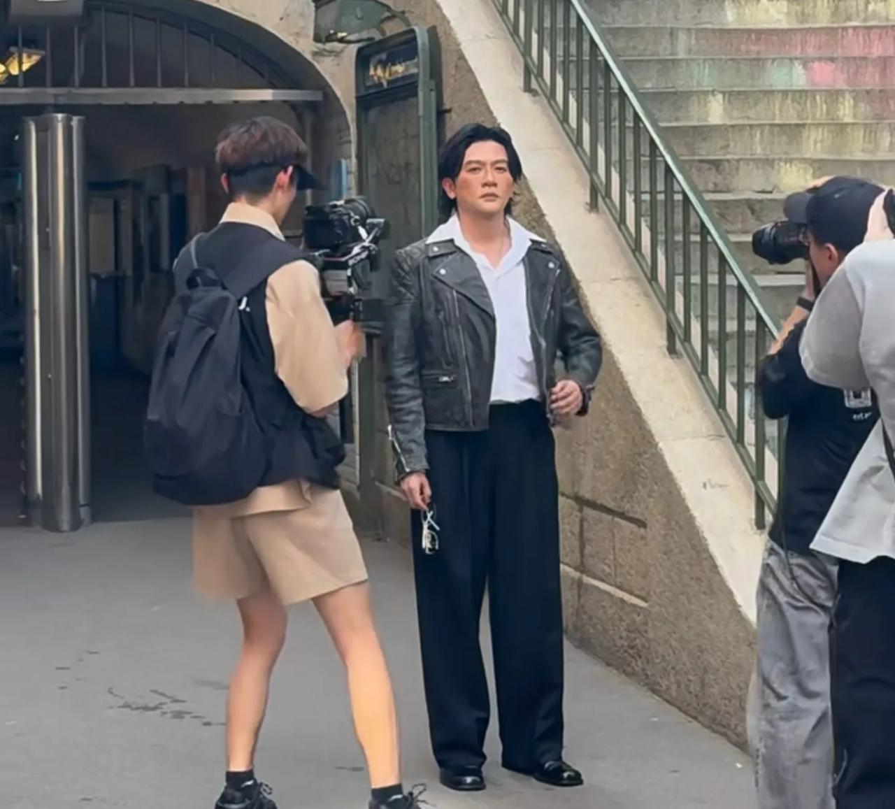 苏有朋现身巴黎参加活动，这直接堪称“换脸”啊，走在街上都不敢认了！以前发型清