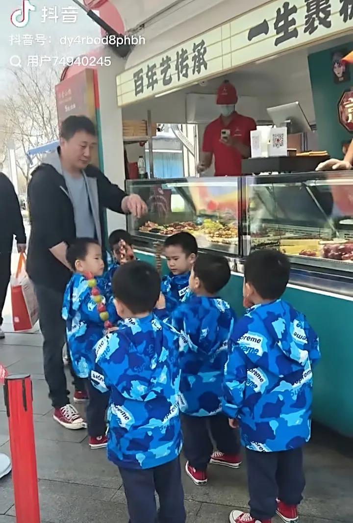 抖音7个男孩买糖葫芦，真是一胎七兄弟吗？最近刷抖音，刷到一位父亲带7个男孩买