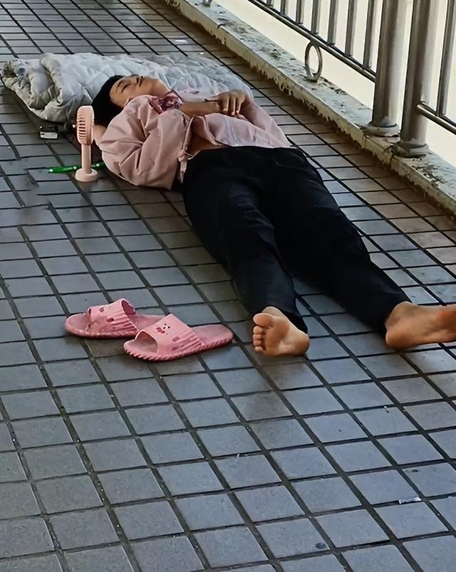 广东：一名年轻女子每天躺在天桥上，不肯进厂打工，“不想再努力了”不知道从什么时