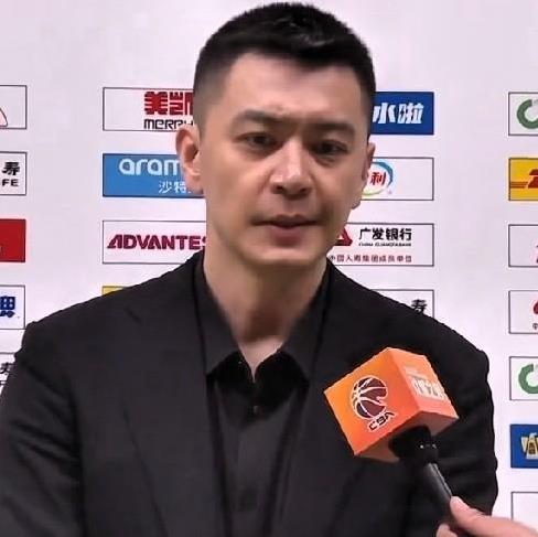 杨鸣大胜吉林后，竟也揽责！杨鸣说：主教练承担主要责任，球员需要执行教练战术板，