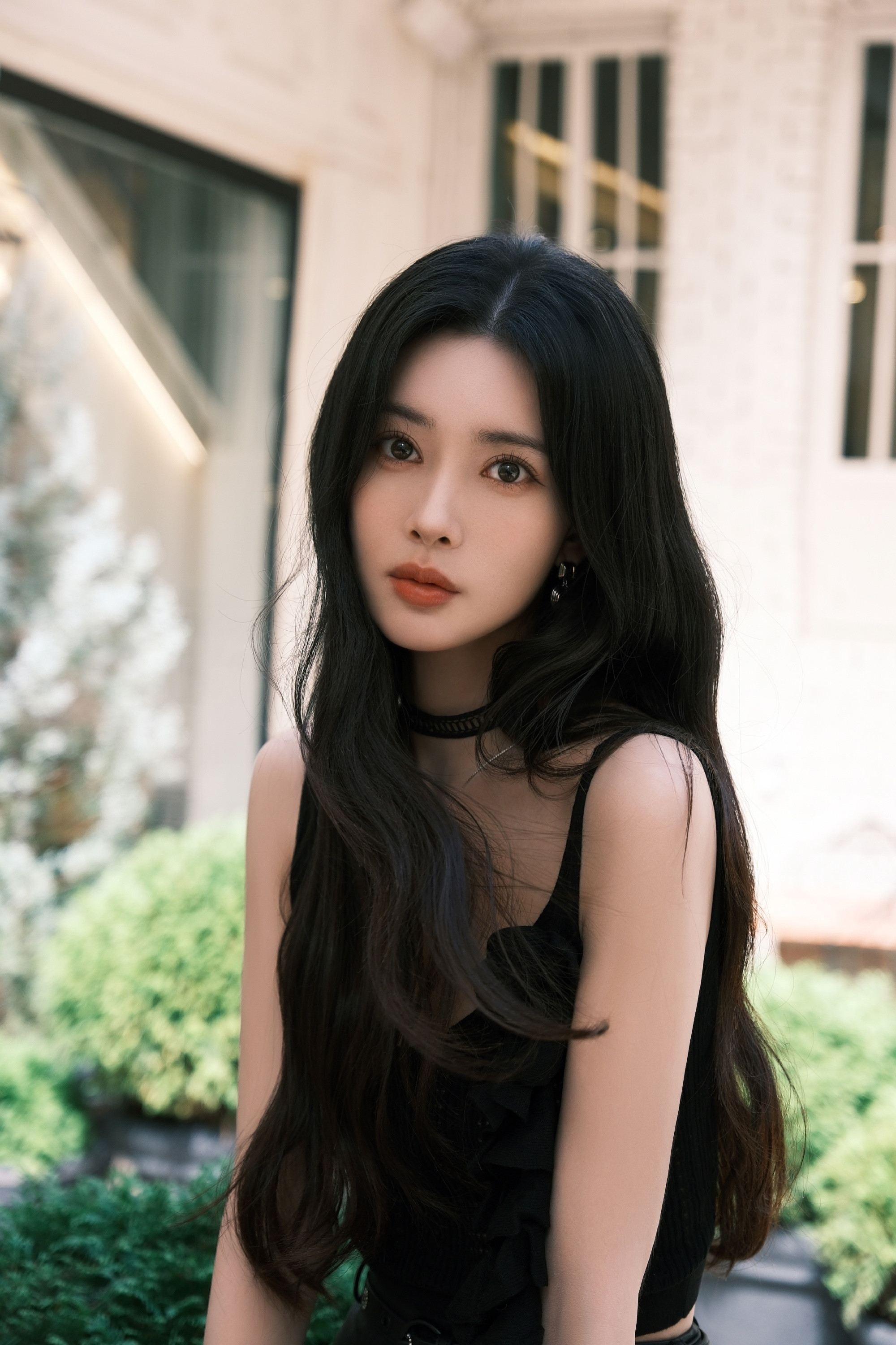 孟子义，身着黑裙，精致灵动。孟子义