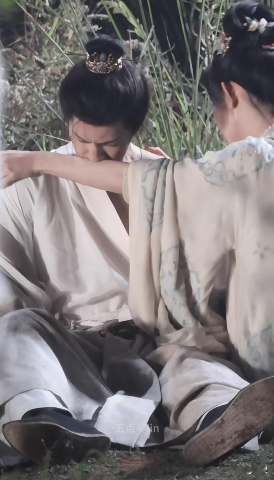 野外遇到这种男人，你捡还是不捡[doge][doge]脖子好长。他们应该搞个剧情是互咬