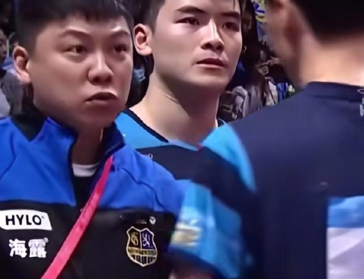 樊振东3-1逆转孙闻我不意外意外的是看到了江苏队的教练陈玘这位以前在国乒也是