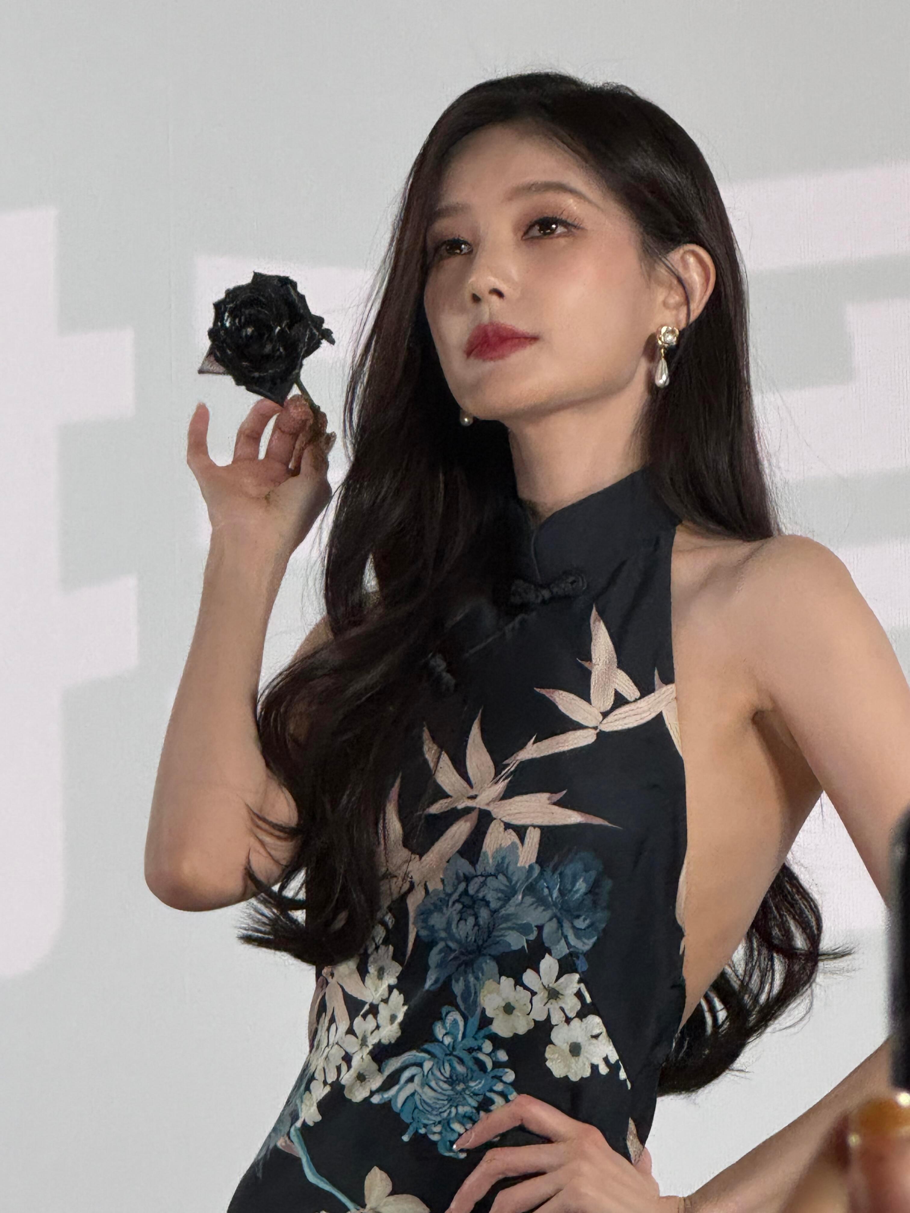 李一桐穿了露背旗袍关注点都在李一桐的背上很难不被李一桐这套露背旗袍造型抓住眼球。