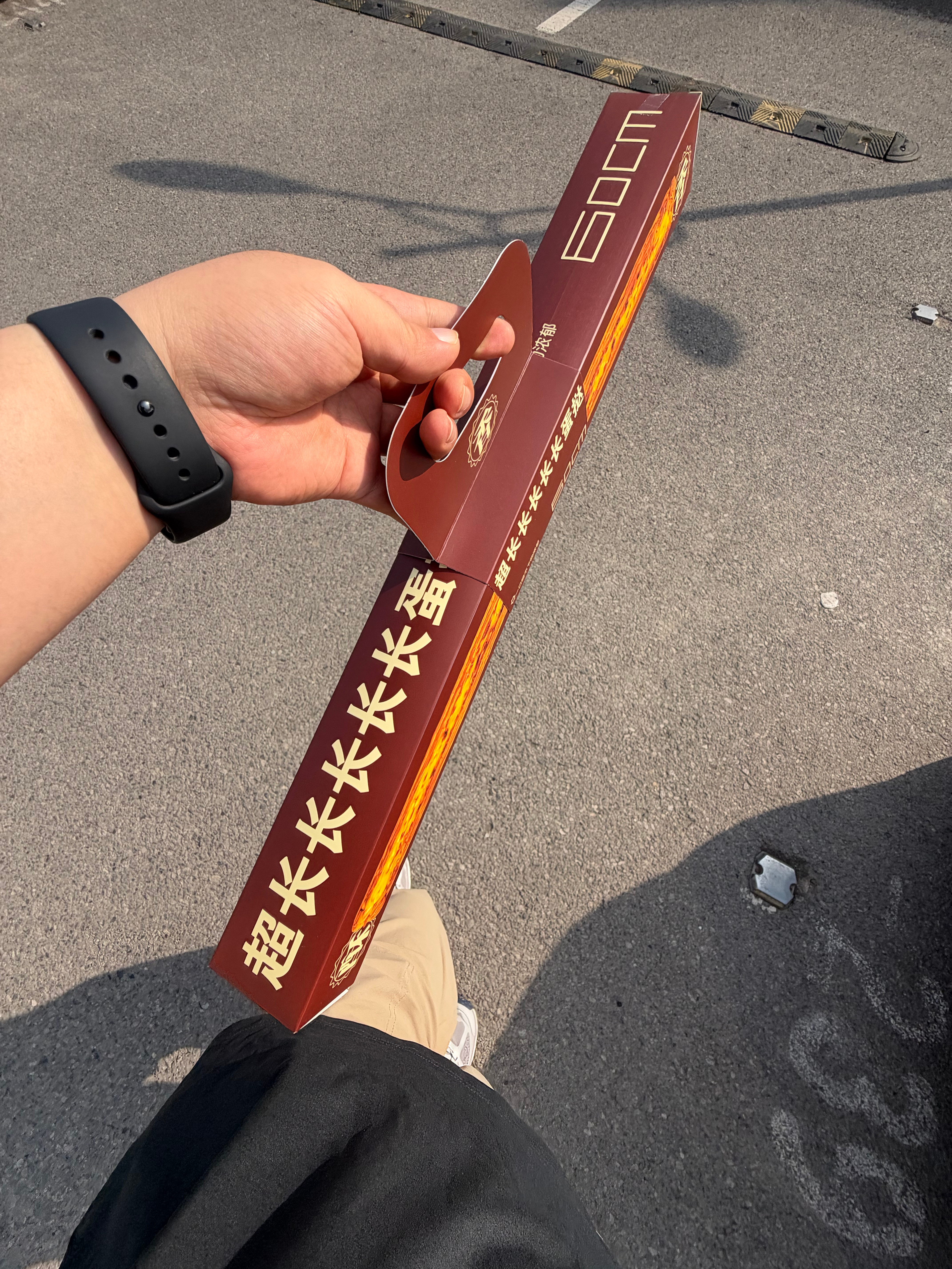 就很好奇这个超长蛋挞。刚路过看没人排队，就顺手买了个。你别说，还真不难吃。十几块钱给这~么长，性价比