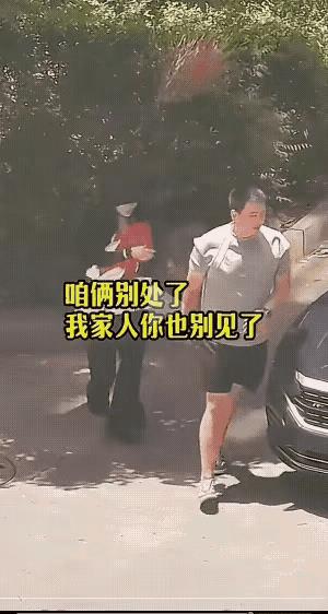 下面视频中，一女子在接外卖小哥手上蛋糕时，不小心她自己弄丢在地上，女子却要外卖小