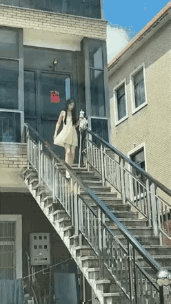 这每一步不是踩在楼梯上，而是踩到了我的身上。