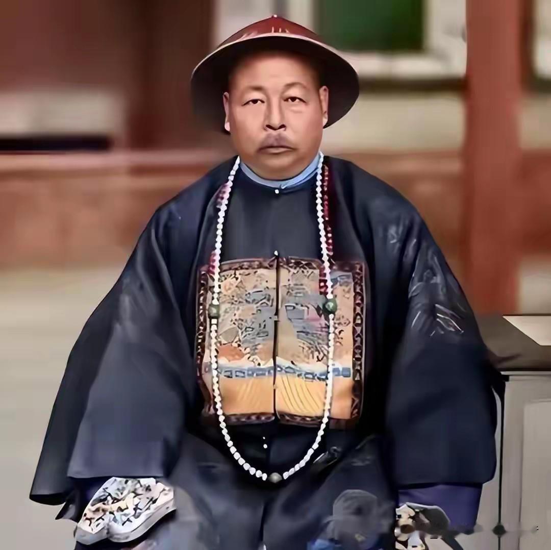 1877年腊月，兰州城北的牢房结了厚厚一层冰碴子。土炕上铺的稻草已经发黑，三