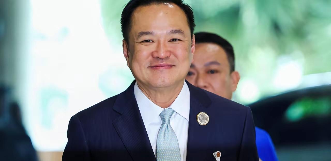 洪森又拿出来常用的杀手锏。这时候他又拿出了现任总理阿努延和柬埔寨拜林省省长的私密