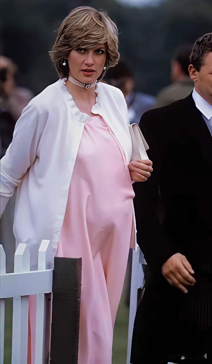 戴安娜王妃当年怀孕的时候，还留下这么多照片，这应该都是刻意拍摄下来的，作为王室成