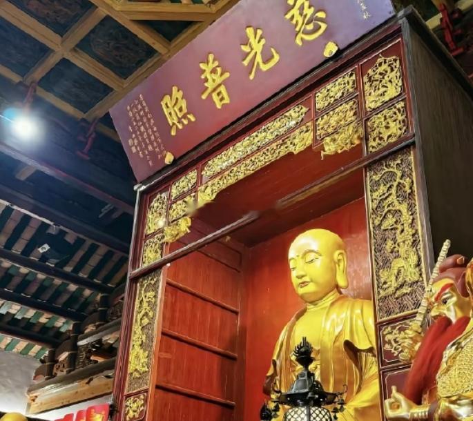 礼赞地藏王菩萨，感恩地藏王菩萨庇佑得贵人相助，远离小人是非、口舌与阻碍问题，爱情