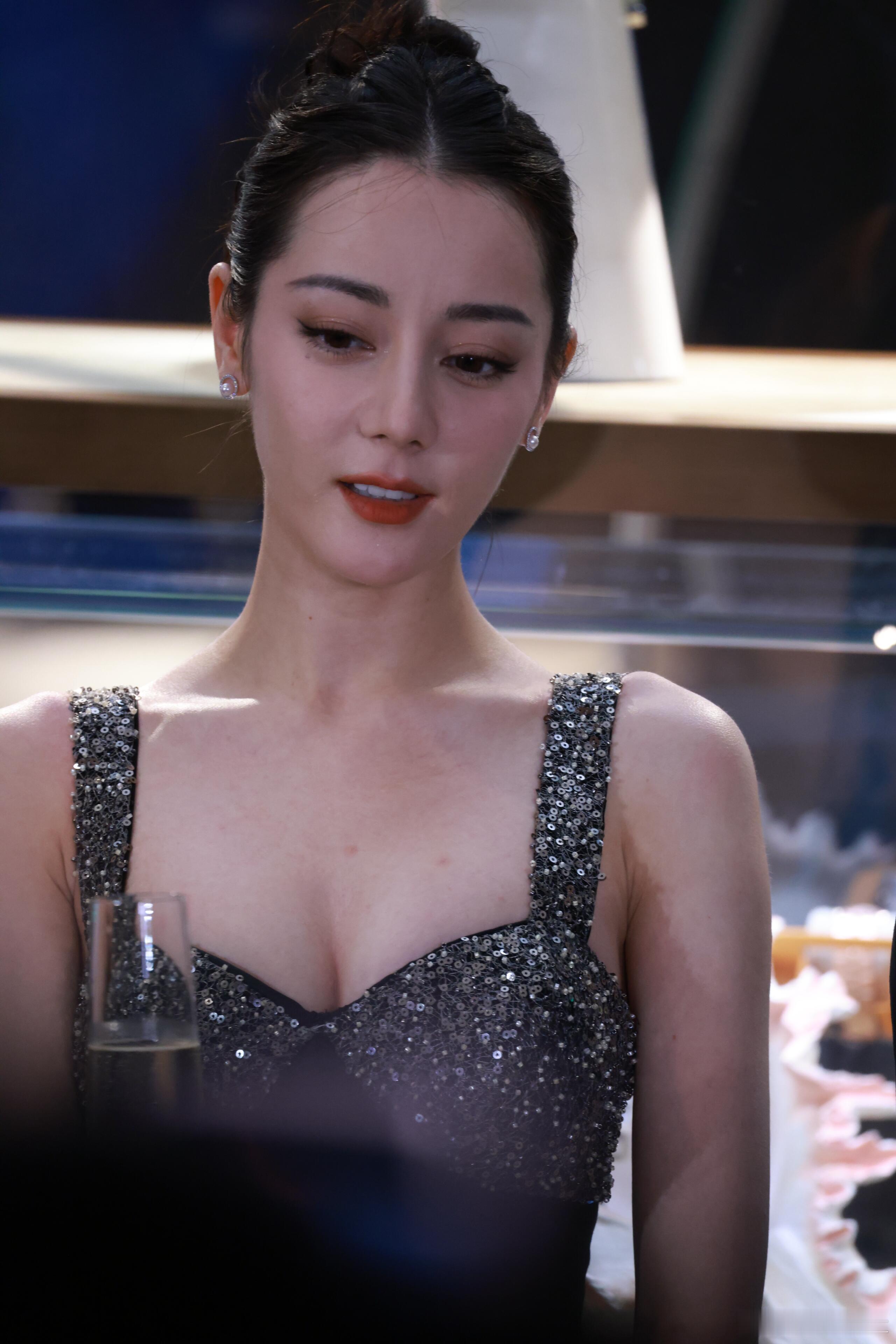 热巴少喝点酒，都上火长痘痘了。