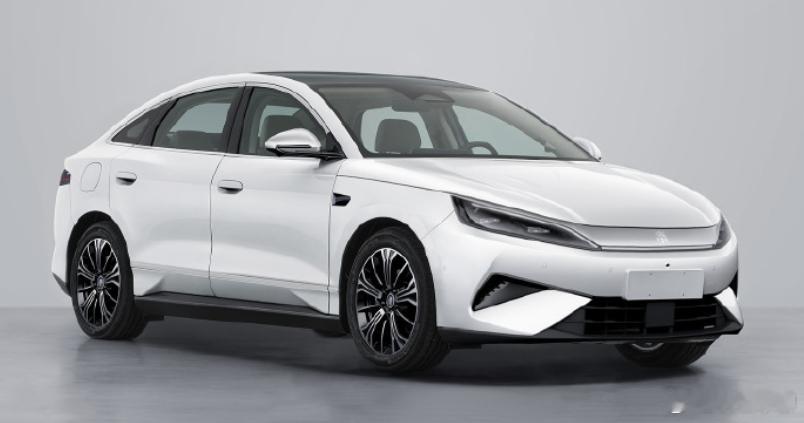 比亚迪的新“秦”要出来了。图1是新“秦”，图2是海豹。两者相感觉很神似了。