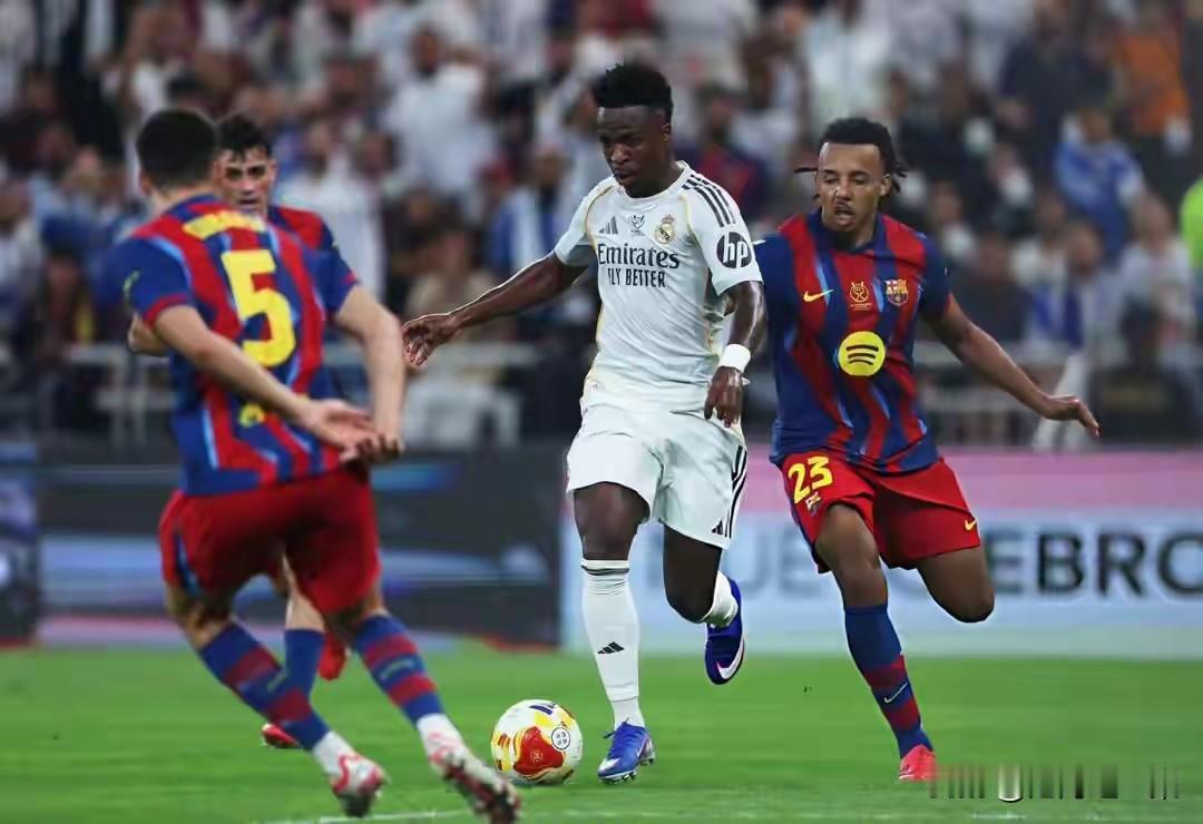 皇马近几年始终被巴萨压着，欢方配置在各个位置上相差不大，进攻能力毋庸置疑是激烈的