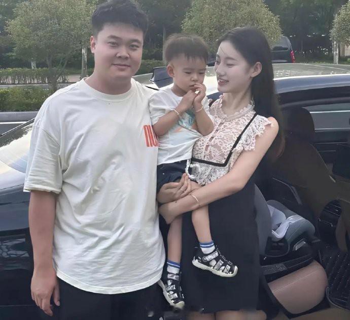这是娶了个女明星回来啊？一定要生个女儿，遗传一下优良基因。