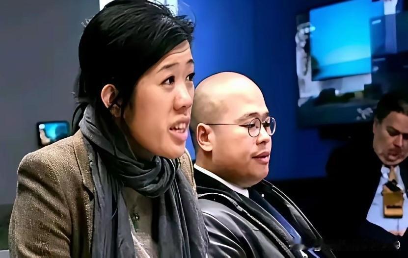 这是黎智英的家女和儿子，如果从照片上看，怎么也像反国家分子，那种无视法庭的眼神让