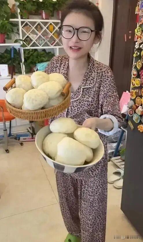 24岁女吃播去世曾经的一场直播吃了60多个皮蛋她的最后一条视频发布于8月14