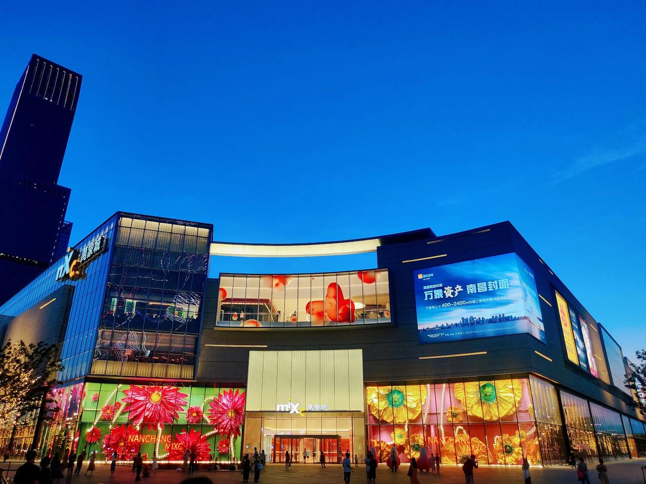 12月15日，杭州东站万象汇六福珠宝店金手镯被抢，店员在后面狂追，听到叫喊声的淘