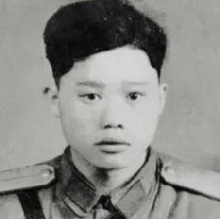 1951年，朝鲜战场上，潘天炎因生理到附近草丛解决，返回时却发现阵地无一人，这时