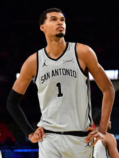 “只上场一会儿就下，是为了荣誉，还是为了交差？” 这个问题，其实已经摆在文班