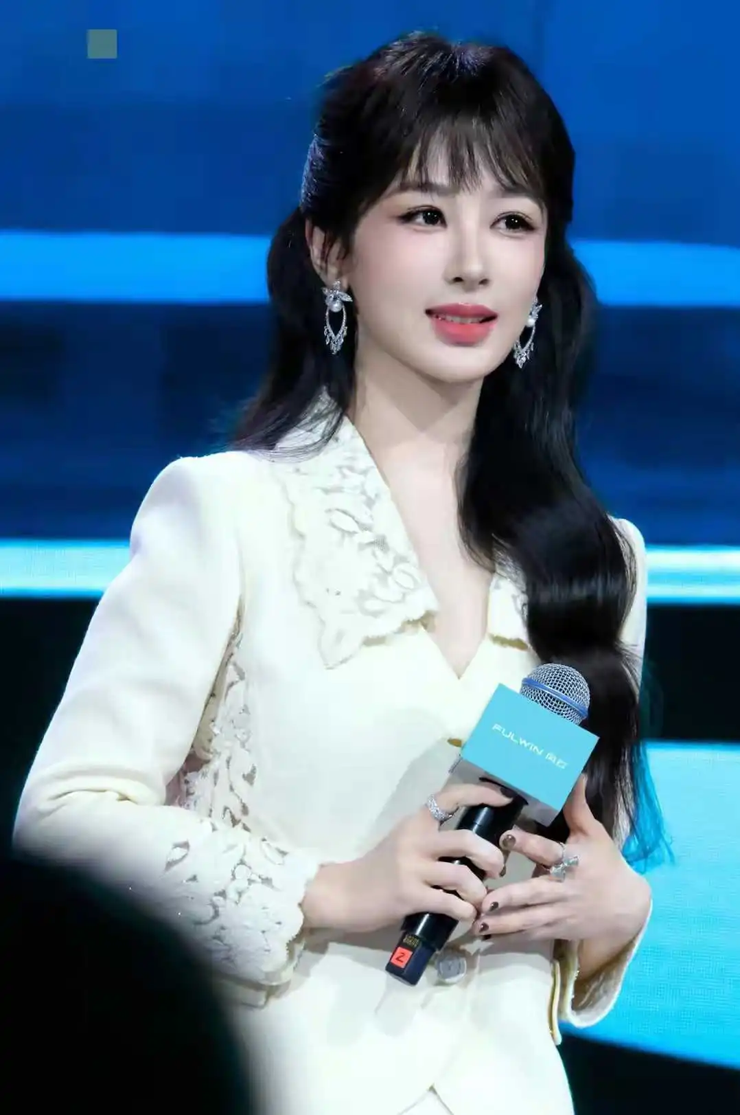 杨紫出席奇瑞发布会穿镂空刺绣套裙优雅大气，长发披肩美成焦点