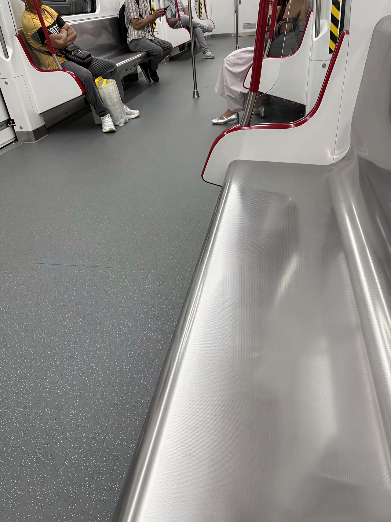 好恶心啊！几个小时前在等地铁的时候有两个小姑娘问我借手机打电话我说可以，没问题