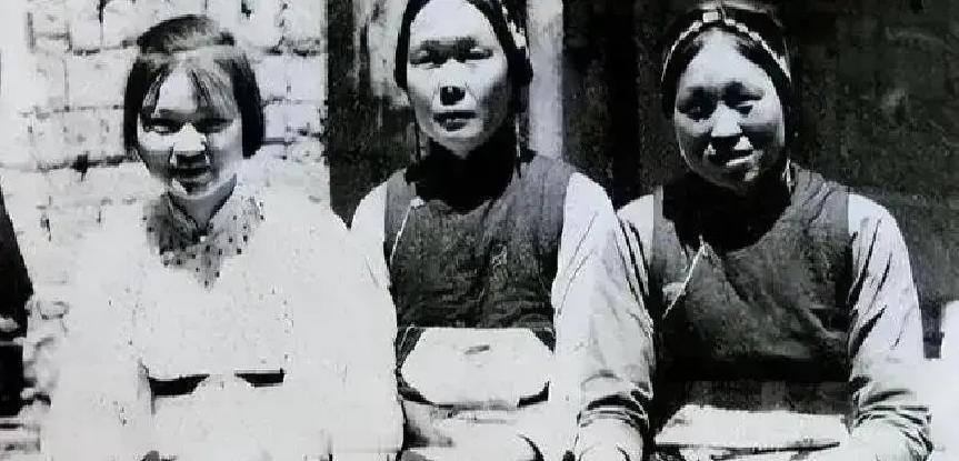 1950年深秋，郑州万春堂药房后院，一棵榆树下面，有人正在填土。 她不是来种
