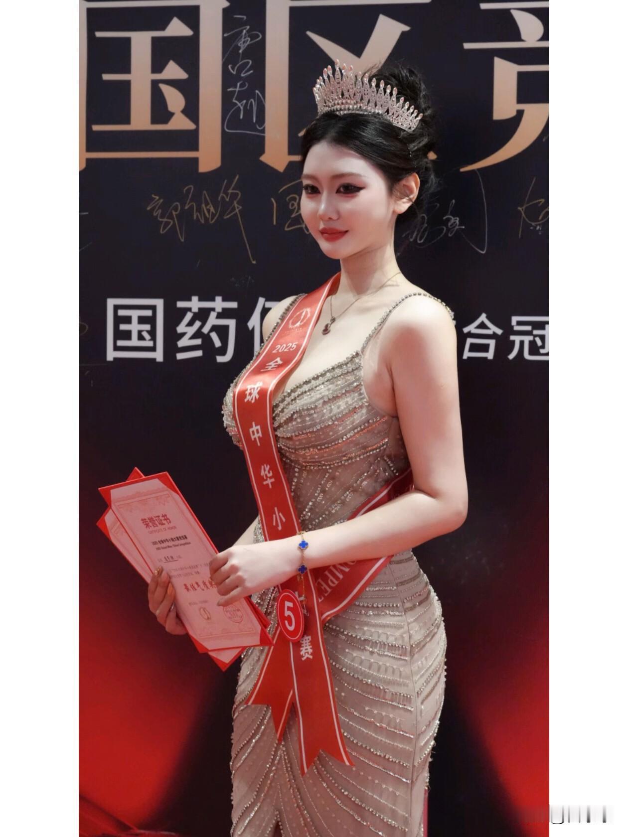 选美冠军这身材网友吵翻了！连子欣拿下中华小姐香港冠军，这身材真是绝了——多一斤显