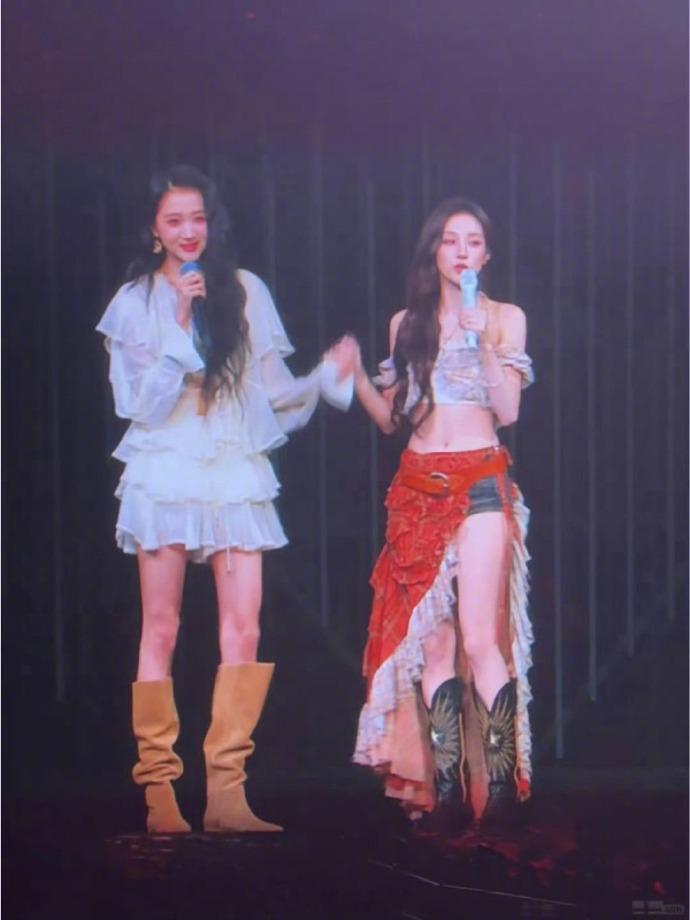 宋雨琦演唱会，之前卖票的时候网传嘉宾是鹿晗后来开唱的时候去的是关晓彤​​​