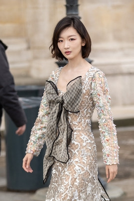 周冬雨，出席巴黎时装周LouisVuitton2026秋冬时装秀，看起来状态