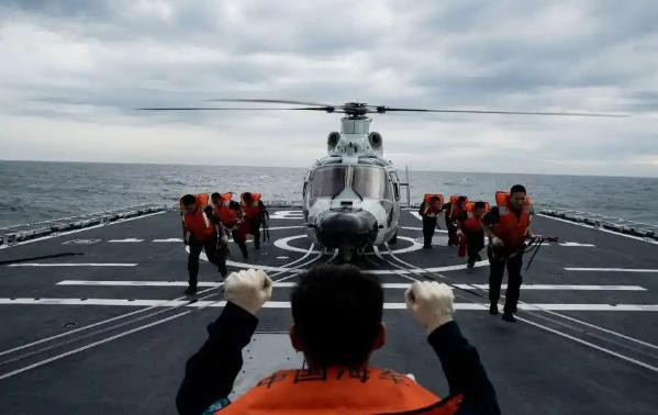 黄海上空炮声接连炸响！055万吨大驱横扫无人机蜂群，直接给美日现场上了一课