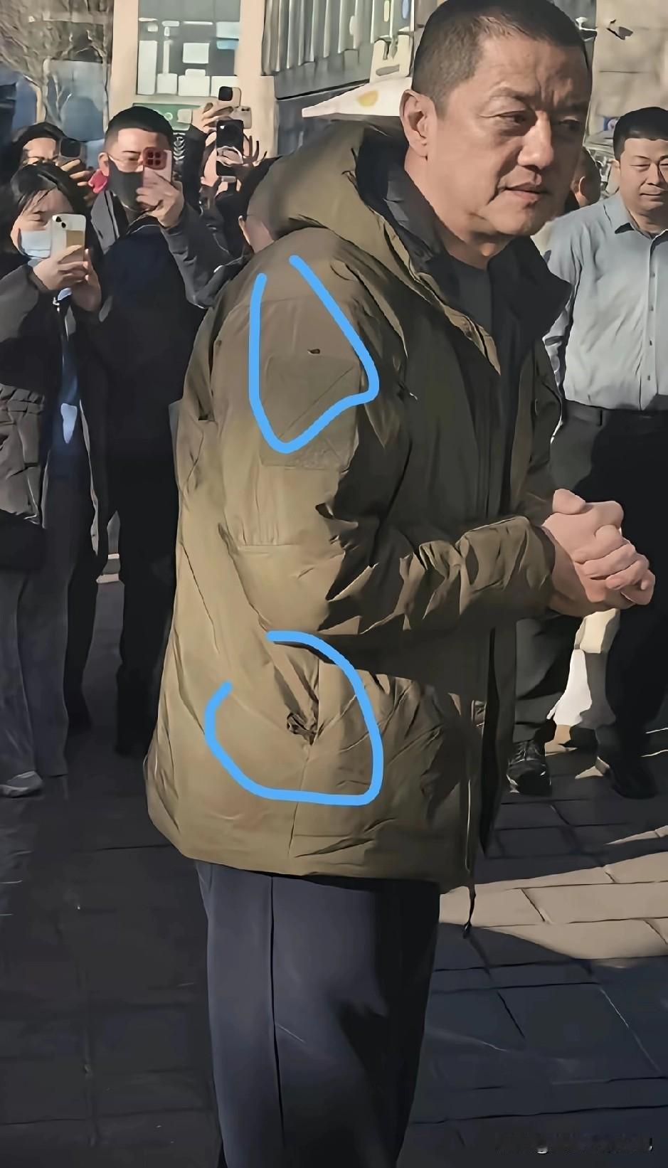 李亚鹏穿着太寒酸，有破洞还穿着，和大家谈笑风生，一点也不在乎，还没我穿的好呢！。