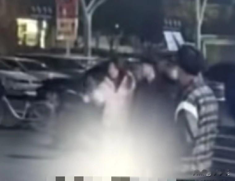 12月24日，湖北武汉洪山区湖东路附近一名女子情绪激动，当街抛洒大量百元现金。据