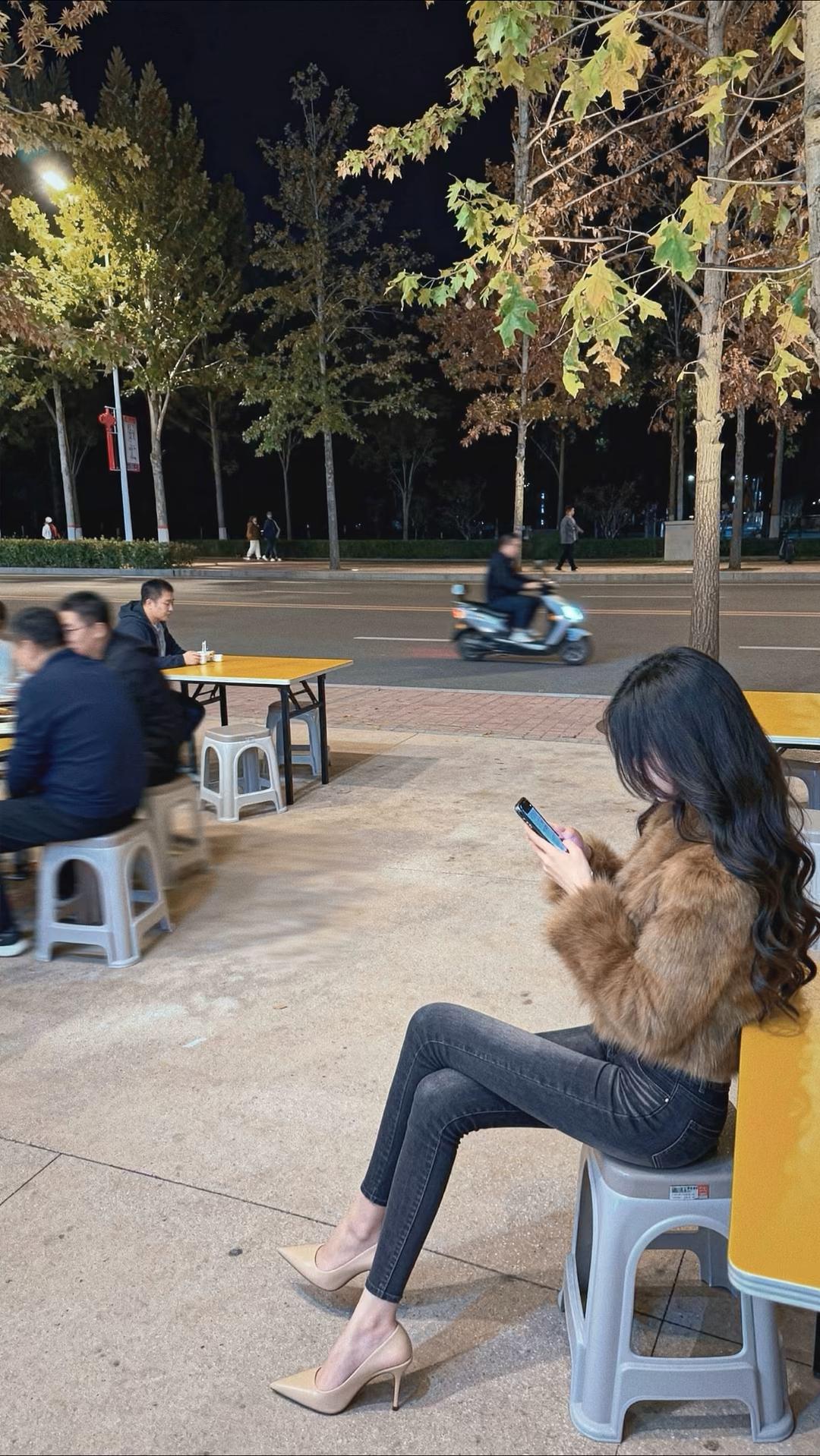 夜晚的咖啡馆，静谧的氛围，独自享受的时光。