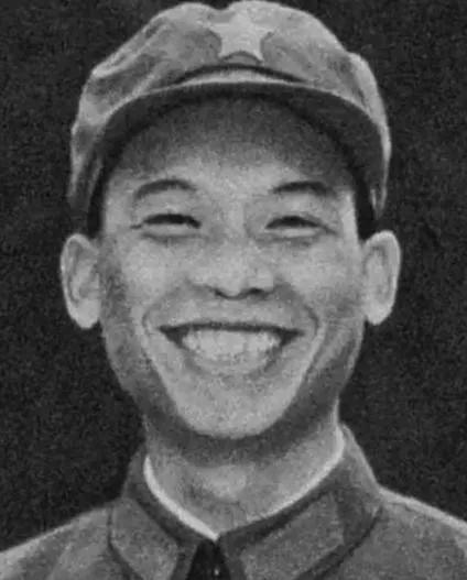 1979年，解放军一名走失的战士正在越南的农田里挖红薯，突然迎面冲过来七八名越军