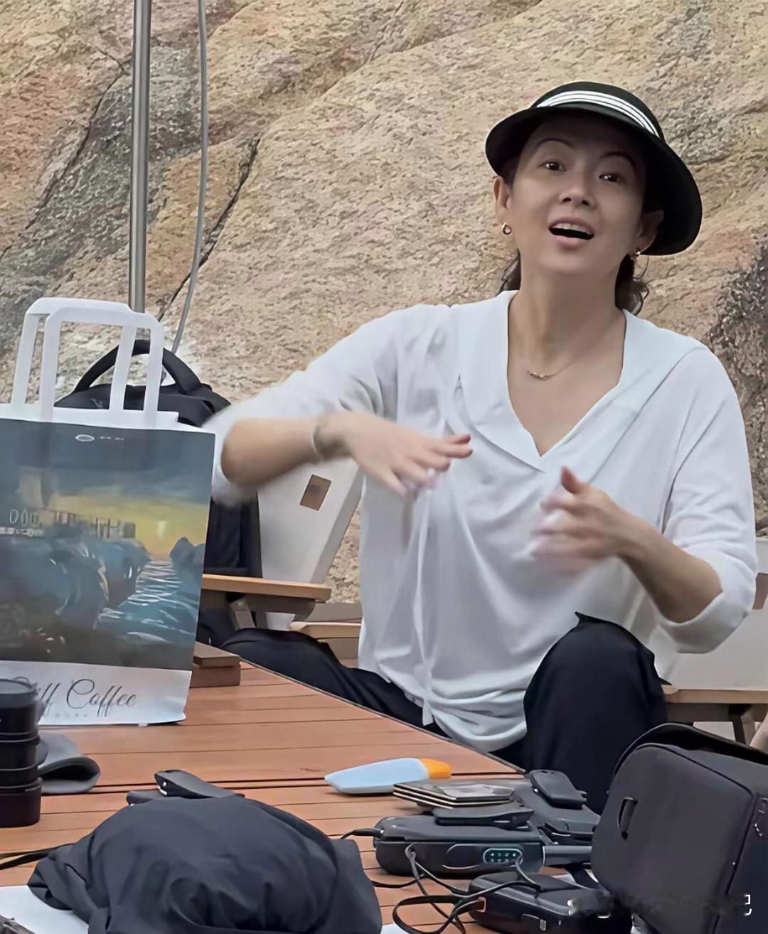 章‏‏子怡‏⁠被⁠‏路﻿人偶遇‏，素颜亮相‏，‏﻿‏明星就是明星啊