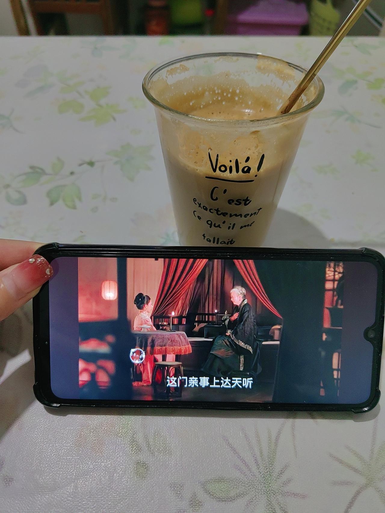 下雨的午后，泡一杯热咖啡，再选一个自己爱看的电视剧。突然一瞬间觉得这世界还是很美