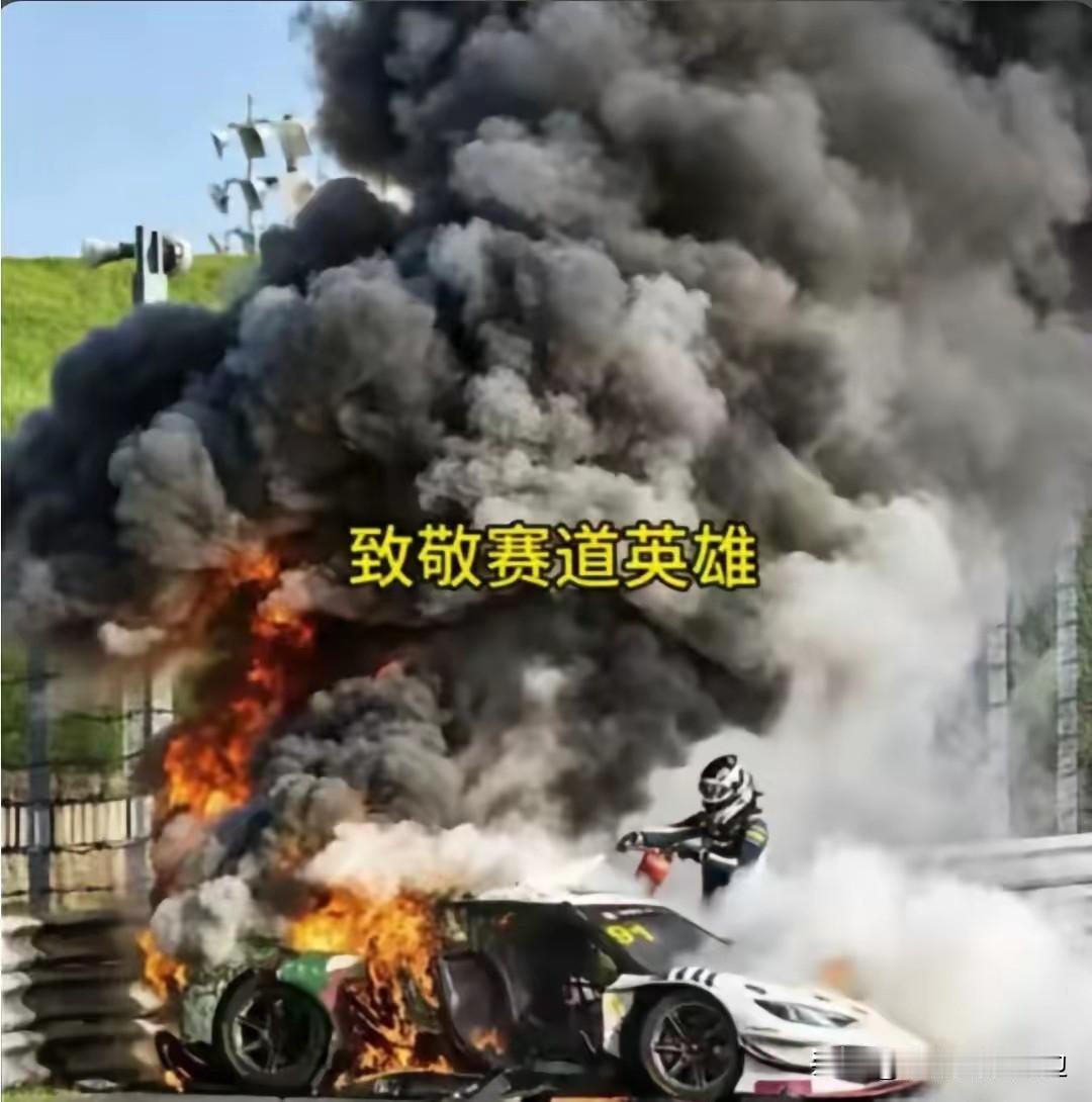 ChinaGT上海站这场事故，把主办方推上了风口浪尖。赛车撞车起火，现场救援没
