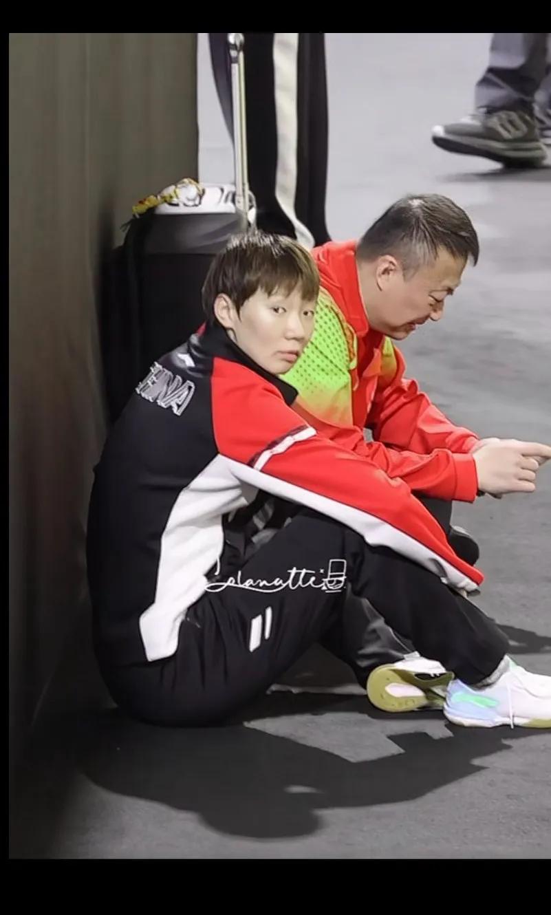 都说多哈很富有，为什么运动员休息区都没有座位？WTT人家等候区还有椅子坐，这个