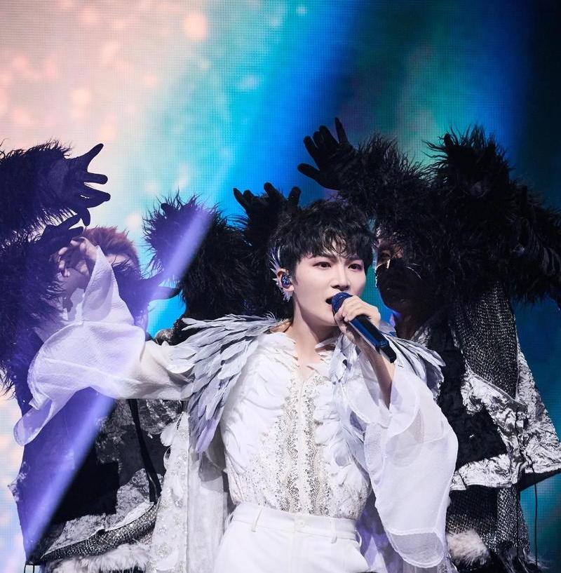 周深香港演唱会公开发售，门票秒罄，热度爆棚！然而抢票大战异常激烈，3天里4次公开