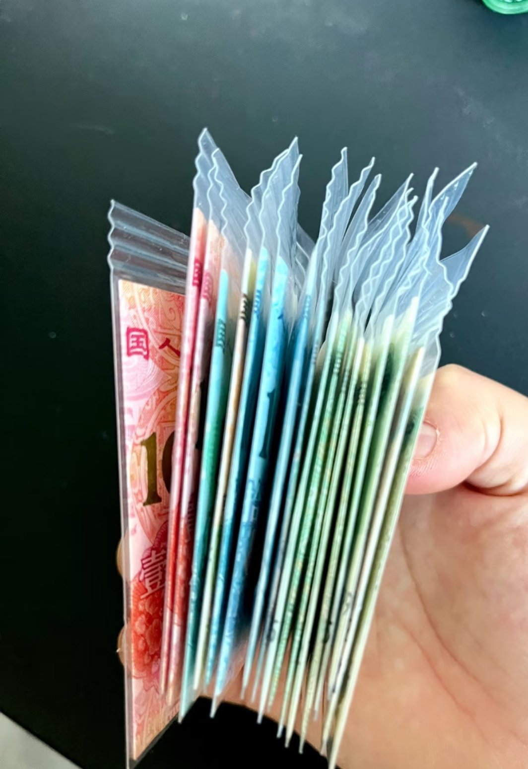 为了防止我乱花钱，把钱都封印起来了，这下总能存到钱了吧​​​