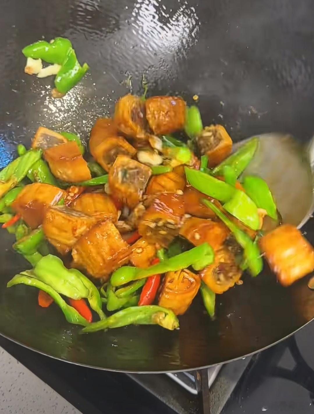 辣椒炒月饼，大家喜欢吃吗？卖不完的月饼都去哪儿了​​​