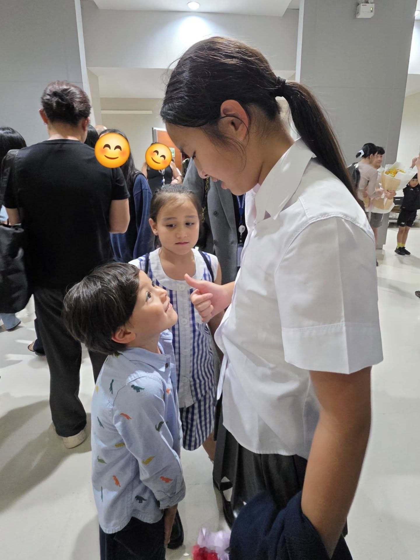 查侬Aff现身女儿音乐剧演出谁说重组家庭一定复杂？查侬和Aff用行动打了脸。日