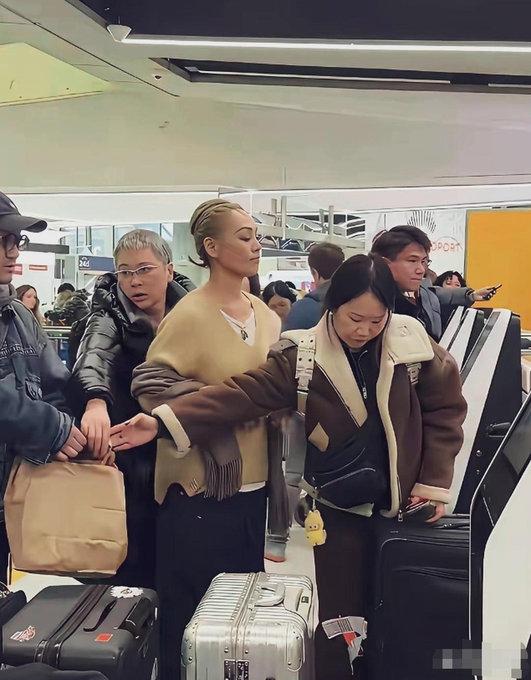 宁静，浅金色盘发，束发造型，侧脸轮廓利落，神情淡然，头高高扬起，犹如高傲的白天鹅