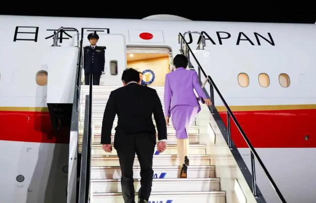 没红毯，日本心寒很失望当地时间9月22日，日本首相高市早苗顺利抵达美国，只不过