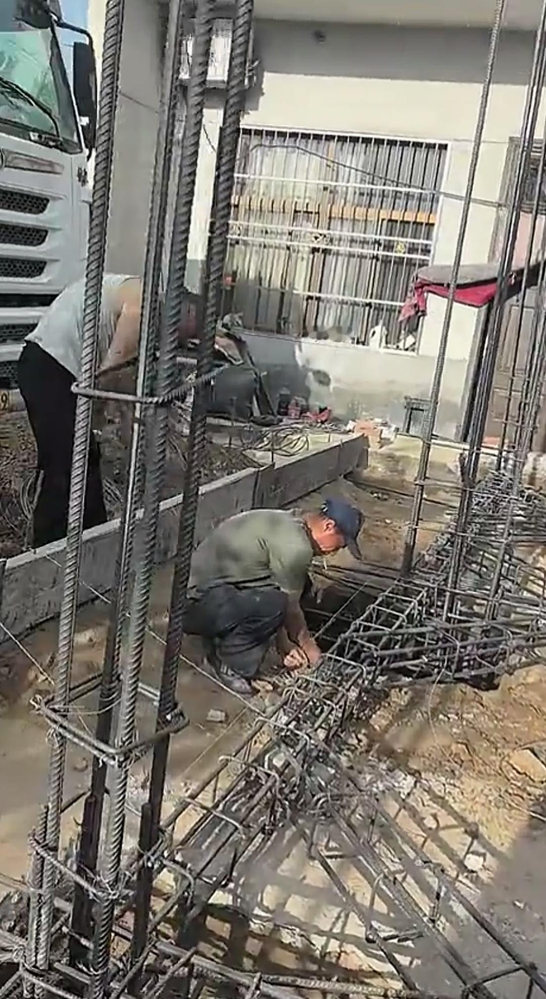 在柱基旁的圈梁处增设三角拉梁，这样的施工做法着实少见。这处农村自建房的基础钢筋