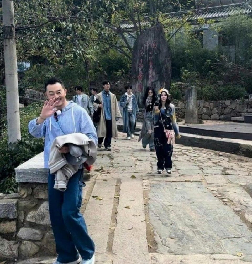 天哪，孟子义这得多高啊，路拍都这么顶，裤腿上的洞洞是为了透风吗？​​​